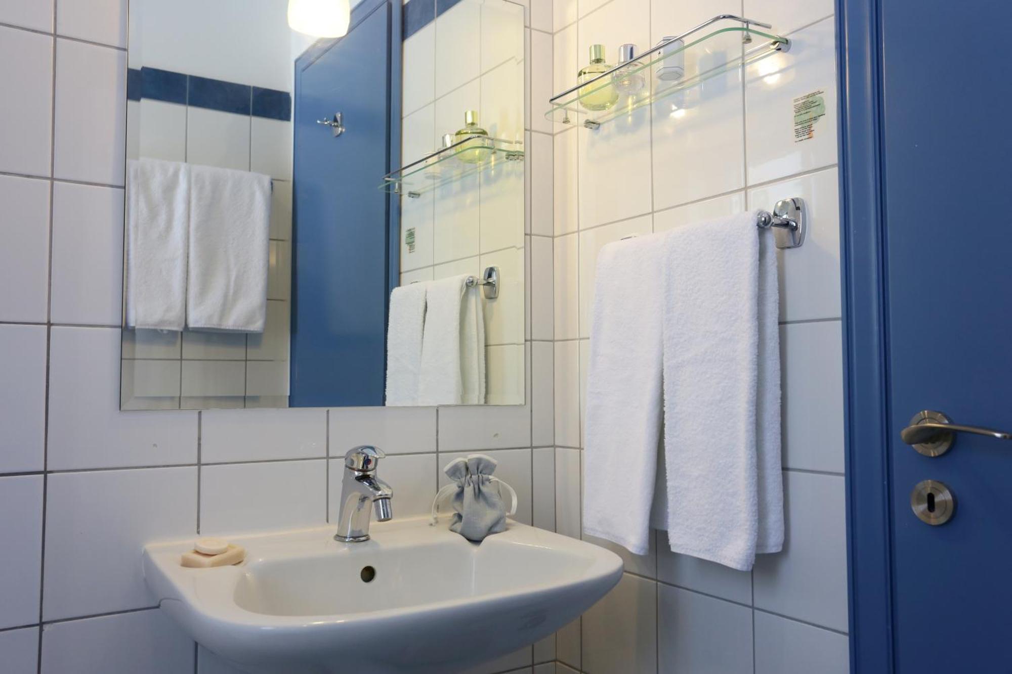 Eleonas Hotel Ровиес Экстерьер фото